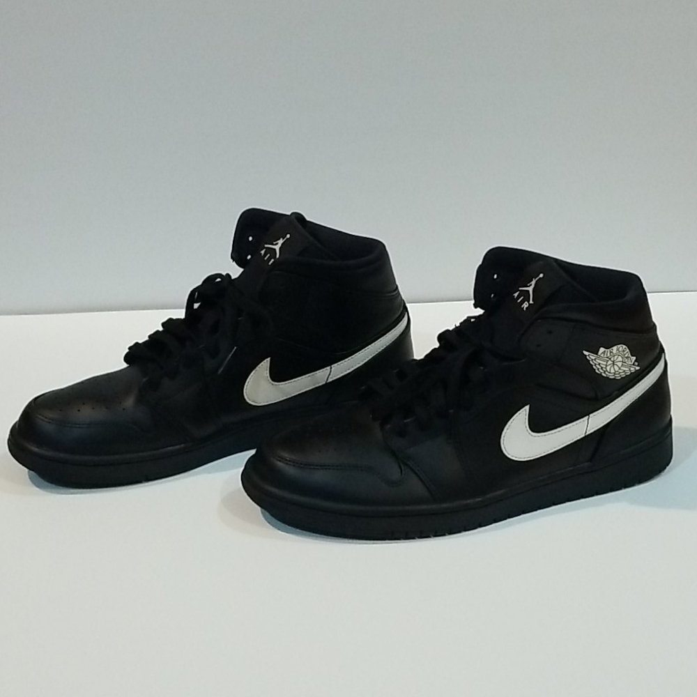 Air Jordan 1 Mid Black White